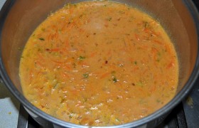 Переливаем соус в широкую кастрюлю, где ежики поместятся в один слой. Добавляем примерно стакан воды, когда начинает кипеть - 