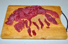 Нарезаем мясо на тонкие (5-6 мм) ломтики, из ломтиков нарезаем такую же тонкую соломку.