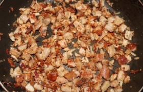 Мелко рубим ветчину, колбасу и обжариваем ее в сковороде. Добавляем приправы по вкусу. Чтобы было вкуснее, можно использовать сливочное масло.