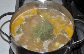 Вынимаем лавровый лист и горошки перца (они больше не нужны в супе). Кладем кусочек сливочного масла, которое улучшает вкус многих блюд. Посыпаем зеленью. Закрываем, выключаем, даем супу 5-7 минут настояться.