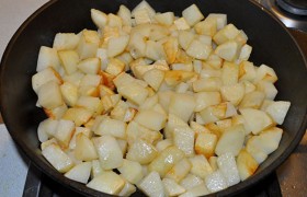 А пока чистим картошку, средним кубиком нарезаем  и жарим на почти самом сильном огне в раскаленном масле, 8-9 минут, почти все время работая лопаткой – переворачиваем, перемешиваем. В конце – солим.