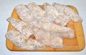 Куски рыбы  панируем  в смеси панировочных сухарей и измельченного арахиса. 