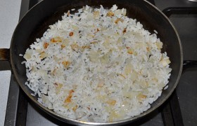 Добавляем рис, запаренный кипятком 20-30 минутами ранее, обжариваем 5-7 минут. Рис можно также  отварить  до полуготовности. 