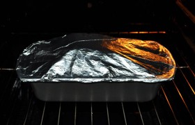 Плотно запаковываем форму листом фольги. Под фольгой свинина томится при 150° в духовке 3 часа, медленно запекаясь и набирая вкус.