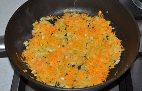 Измельченные лук и чеснок, тертую мелко морковку кладем в разогретую смесь растительного и сливочного масла,  пассеруем  на среднем огне 7-8 минут. 
