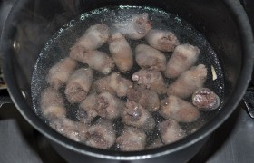 С куриных сердечек срезаем жир и остатки сосудов, промываем. Кладем в небольшое количество кипящей воды,  варим  не менее 10 минут.