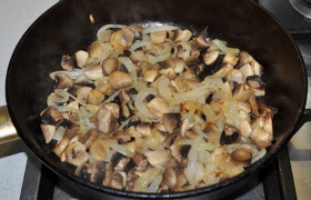Добавляем грибы, вместе с луком они обжариваются 5-7 минут.