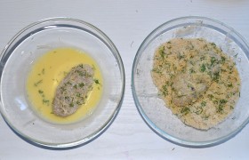Затем опускаем во взбитые с 1-2 ст. ложками молока яйца и снова обваливаем в сырной смеси, стараясь, чтобы ее прилипло к котлете побольше.