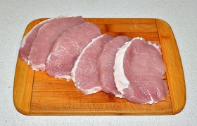 Снимаем с куска карбонада (это самая мягкая часть свинины) лишний слой сала. Нарезаем на стейки толщиной примерно 12 мм. Вот так они выглядят.