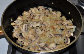 Через 3-4 минуты выкладываем ломтики грибов, добавляем сливочное масло, обжариваем 4-5 минут, приправляем перцем-солью и отставляем сковороду.