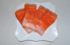 Филе форели (любой красной рыбы) разрезаем на 4 шницеля. Если филе толстое – нарезаем поперек на ломти до 2 см.