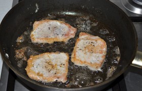 Как обычно для отбивных – сначала  перекаливаем масло  в толстодонной сковороде (4-5 мин.). Кладем мясо, обжариваем каждую сторону не более 60-65 секунд.  Перевернув отбивные, солим их.