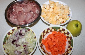 Подготавливаем все ингредиенты к готовке: промываем и обсушиваем мясо и овощи. Чистим морковь, лук, репу. Делаем  нарезку  кубиками (средними) репы, поменьше – моркови. Шинкуем, не слишком измельчая, лук, половинками колец – лук-порей. Нарезаем среднего размера кусочками свинину.