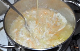 Солим суп, перчим; поварив пасту 3-4 минутки, быстро взбалтываем до однородности яйца и не спеша выливаем в суп, быстро мешая вилкой или ложкой, чтобы яйца не собирались в супе большим комом. Выключаем, несколько минут суп-эклер настаивается – после чего его можно подавать, добавляя зелень.