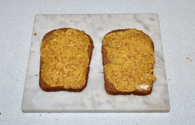 Ломти ржаного хлеба намазываем с одной стороны горчицей.