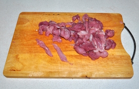 Кусок свинины после промывания максимально обсушиваем и нарезаем тонкими полосками (не больше 10-12 мм). И сразу ставим кастрюлю для варки пасты.