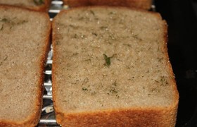Нарезаем хлеб ломтями 10-12 мм, обе стороны смазываем растительным маслом с зеленью, укладываем на решетку. Противень под решеткой ставим для стекания капель.