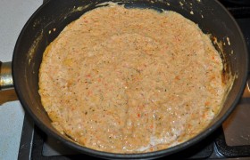 Где-то в середине этого процесса вливаем в соус сметану, кладем соль и перец, 1-2 лавровых листика, снова оставляем тихо кипеть на 3-4 минуты.
