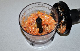 Очищенные морковки и кусок тыквы, лук и чеснок, кабачок и сельдерей, нарезав, кладем в блендер, измельчаем за несколько секунд в крошку.