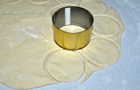 Раскатывается тесто после этого очень легко до нужных нам 5 мм толщины. Берем подходящую формочку и вырезаем небольшие кружки.