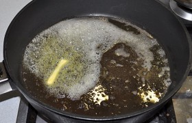 На довольно сильный огонь ставим сковороду с толстым дном, наливаем 2-3 ст. ложки растительного масла и несколько ломтиков сливочного.