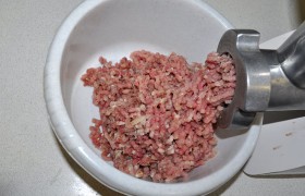 Ставим мясорубку, через мелкую решетку прокручиваем филе один раз, вместе с нарезанными луковицей и салом.