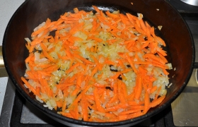 Засыпаем натертую морковь, продолжаем обжаривание еще 5-6 минут.
