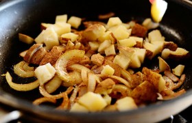 В сковороде, стоящей на конфорке со средне-сильным огнем, разогреваем масло, 3-4 минуты готовим, помешивая, лук, до его мягкости и обретения золотистого оттенка. Еще пару минут жарим с картошкой, заправляем солью и перцем.