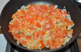 Лук рубим средним кубиком, нарезаем помидоры. На среднем огне пассеруем 5-6 минут лук, добавляем помидоры, тушим 3-4 минуты. Кладем томатную пасту, сахар, соевый соус, Итальянские травы, тушим 3-4 минуты. Вливаем воду, перчим, пусть соус тихонько кипит несколько минут.