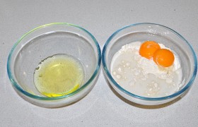 Для кляра отделяем в одну миску яичные белки. Во вторую – желтки, плюс мука, чуть соли, ледяная газировка из морозилки. Вливаем еще соевый соус.