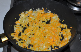 Добавляем натертую морковь. Пассеруем овощи вместе 3-4 минуты при помешивании