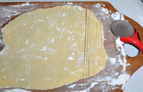 Тугое тесто, полежав и «отдохнув», раскатывается легче. Когда толщина его становится примерно 1-1,5 мм – нарезаем полосками (ножом для пиццы, например. Можно оставить их длинными или нарезать короче. Мясо вынимаем из бульона, процеживаем его, снимаем мясо с костей и опускаем в бульон.