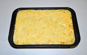 Запекаем в духовке 20-25 минут. За это время запеканка прогреется и наполнится вкусом и ароматом, а сыр расплавится.