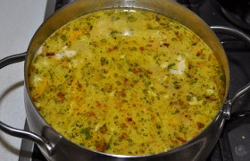 Через 8-10 минут добавляем в кастрюлю заправку, довариваем суп под крышкой, на слабом огне, 4-5 минут. И даем ему дойти до полного вкуса, оставив под полотенцем на выключенной конфорке еще на 10 минут. Сушеную зелень кладем в суп незадолго до готовности, свежую – после выключения супа, или добавляем в тарелки при подаче. Попробуйте – отличный получился суп!