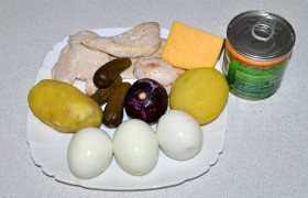 Когда картофель готов (яйца мы вынули из кастрюли раньше), очищаем. Тут у нас все основные ингредиенты.