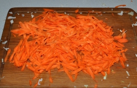 Натираем морковь и добавляем в капусту. 