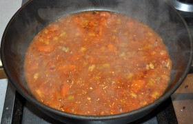 Посыпаем заправку ложкой муки, помешиваем 30-40 секунд, добавляем томатную пасту. Снова помешиваем минуту – и заливаем поварешку бульона из кастрюли. Оставляем потушиться пару-тройку минут и выключаем.
