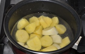 Первым делом чистим-нарезаем картофель для будущего пюре и ставим его варить, солим после закипания. Когда будет готов - сделаем пюре.