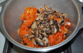 А на сковороде, добавив по необходимости масло, слегка обжариваем грибы, 5-6 минут. И добавляем их в латку.