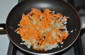 Для суповой заправки мелко рубим луковицу. Нагрев масло на среднем огне,  пассеруем  лук 5-6 минут. Добавляем натертую морковь и обжариваем еще 5-6 минут. Любим сельдерей – добавляем и пассеруем вместе с луком.