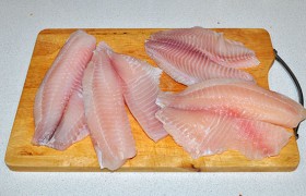 В рыбных отделах тилапию предлагают в виде  филе , так что нам остается только промыть его  и замариновать.