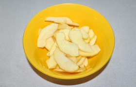 Яблоки очищаем и нарезаем тонкими ломтиками (примерно 5-6 мм толщиной). Сбрызгиваем лимонным соком, чтобы не темнели, перемешиваем.