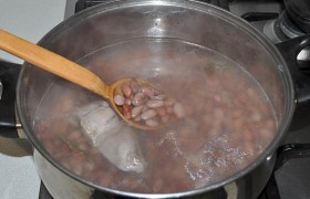 Минут за 30-40 до окончания варки бульона добавляем в него промытую фасоль, чтобы она варилась вместе с мясом, лавровым листом, перцем-горошком и частью соли.