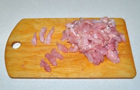 Для блюда пойдет и  филе  индейки, и мясо с ножек. Нарезаем недлинными брусочками толщиной примерно 1 см.