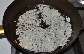 Готовить соус начинаем с  пассеровки  на масле порубленной луковицы, 6-7 минут. 