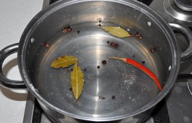 Ставим на конфорку кастрюлю с водой, после закипания бросаем перец, лавровый лист, гвоздику, соль. После 2-3-минутного кипения выключаем огонь, и пусть маринад остывает.