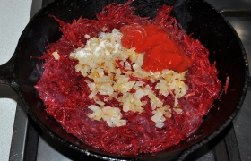 Пассерованный лук выкладываем к свекле с морковью. Добавляем томатную пасту, приправляем перцем, солью и сахаром. Тушим еще 5-10 минут, когда мягкость овощей нас устроит.