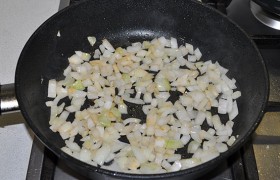 Нарезаем лук и в той же сковороде обжариваем до мягкости, помешивая, в течение 5-7 минут