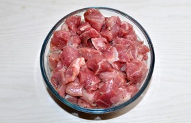 Подготовка свинины – обычная: промываем, очень хорошо промокаем поверхность мяса с помощью бумажных полотенец, нарезаем кубиком – небольшим (или брусочком). Посыпаем перцем, перемешиваем.