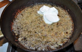 И готовим чесночный соус (что необязательно, но желательно). Несколько измельченных зубчиков чеснока минуту-две обжариваем в соке, что остался на сковороде, добавляем 2-3 ст. ложки сметаны и немного горячей воды. Увариваем 4-5 минут на слабом огне.